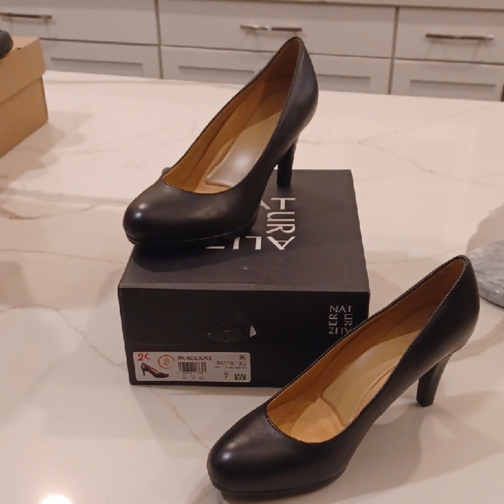 NATURALIZER MICHELLE BLACK LEATHER WOMEN'S SZ 7 WIDE PUMPS SHOES MARY JANES NWB